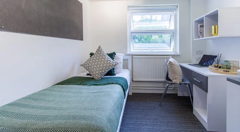 Room Bassett Green Road in Southampton
