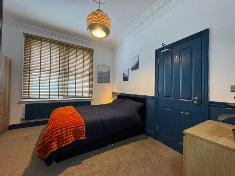 Room Wilfred Place in Stoke-on-Trent
