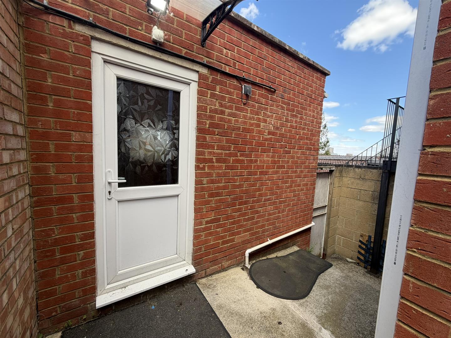 Flat Hay Lane in Greater London