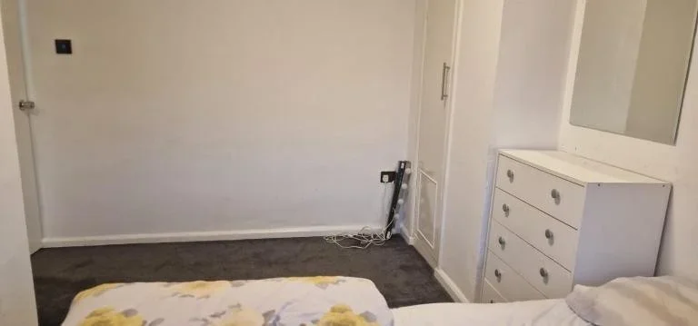 Room Ivyhouse Road in Greater London