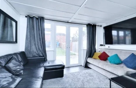 Room Ivyhouse Road in Greater London