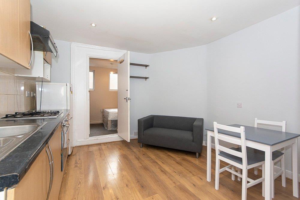Flat Lavender Hill in Greater London