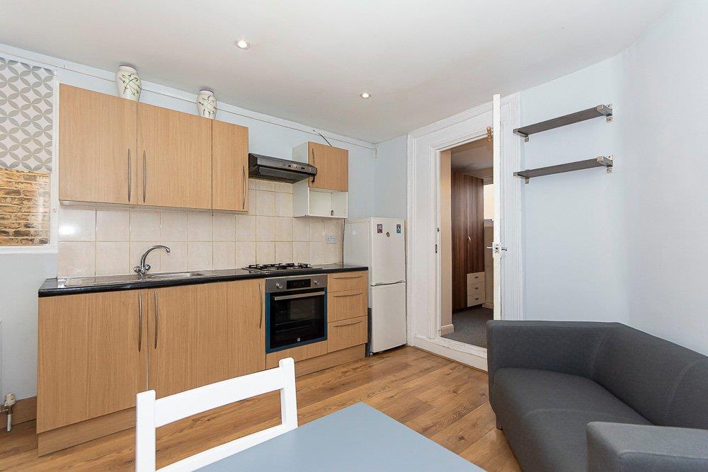 Flat Lavender Hill in Greater London