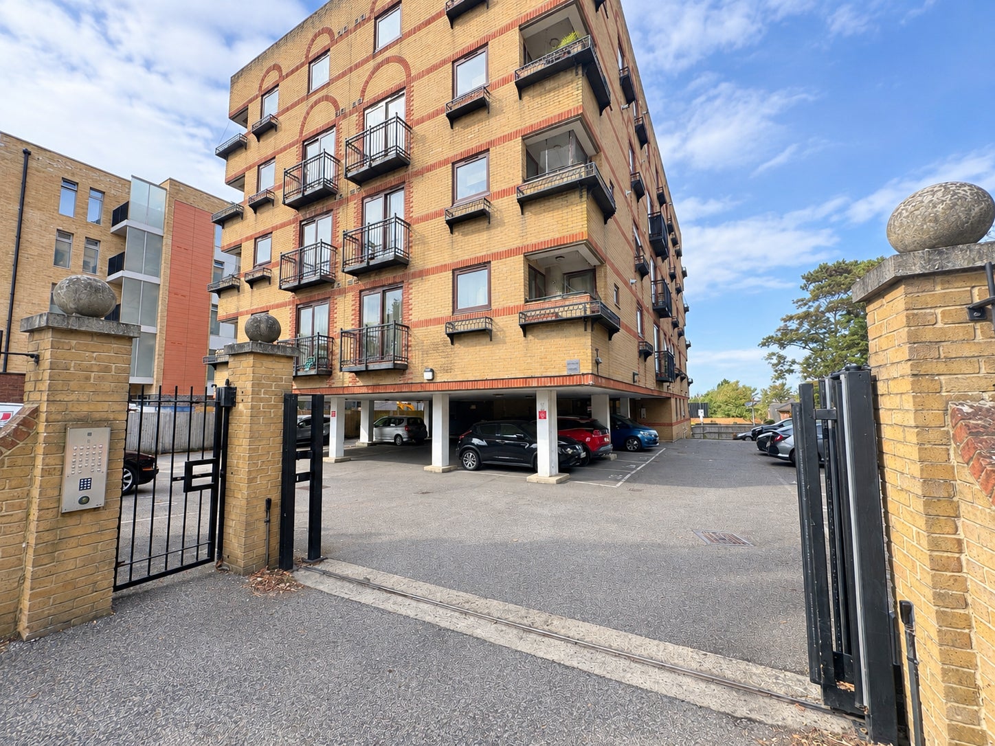 Flat Ardenham Lane in Aylesbury