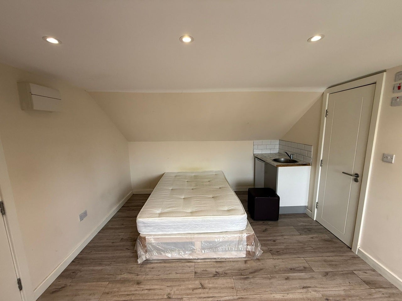 Flat Bedford Avenue in Greater London