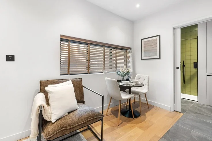 Flat Norfolk Avenue in Greater London