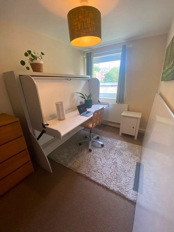 Room Cross Cliff Road in Leeds