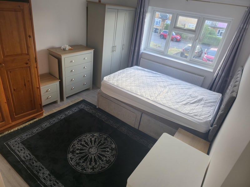 Room Gascon's Grove in Slough