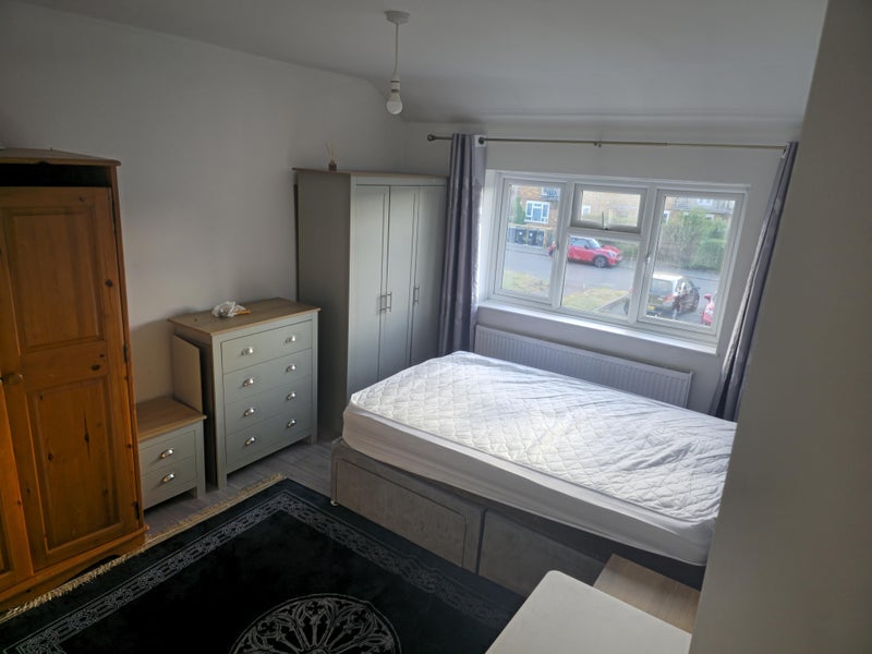 Room Gascon's Grove in Slough