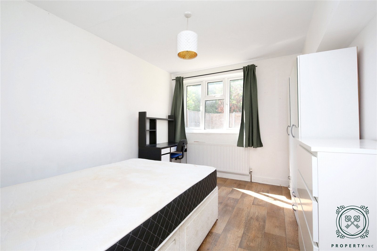 Flat Fairbridge Road in Greater London
