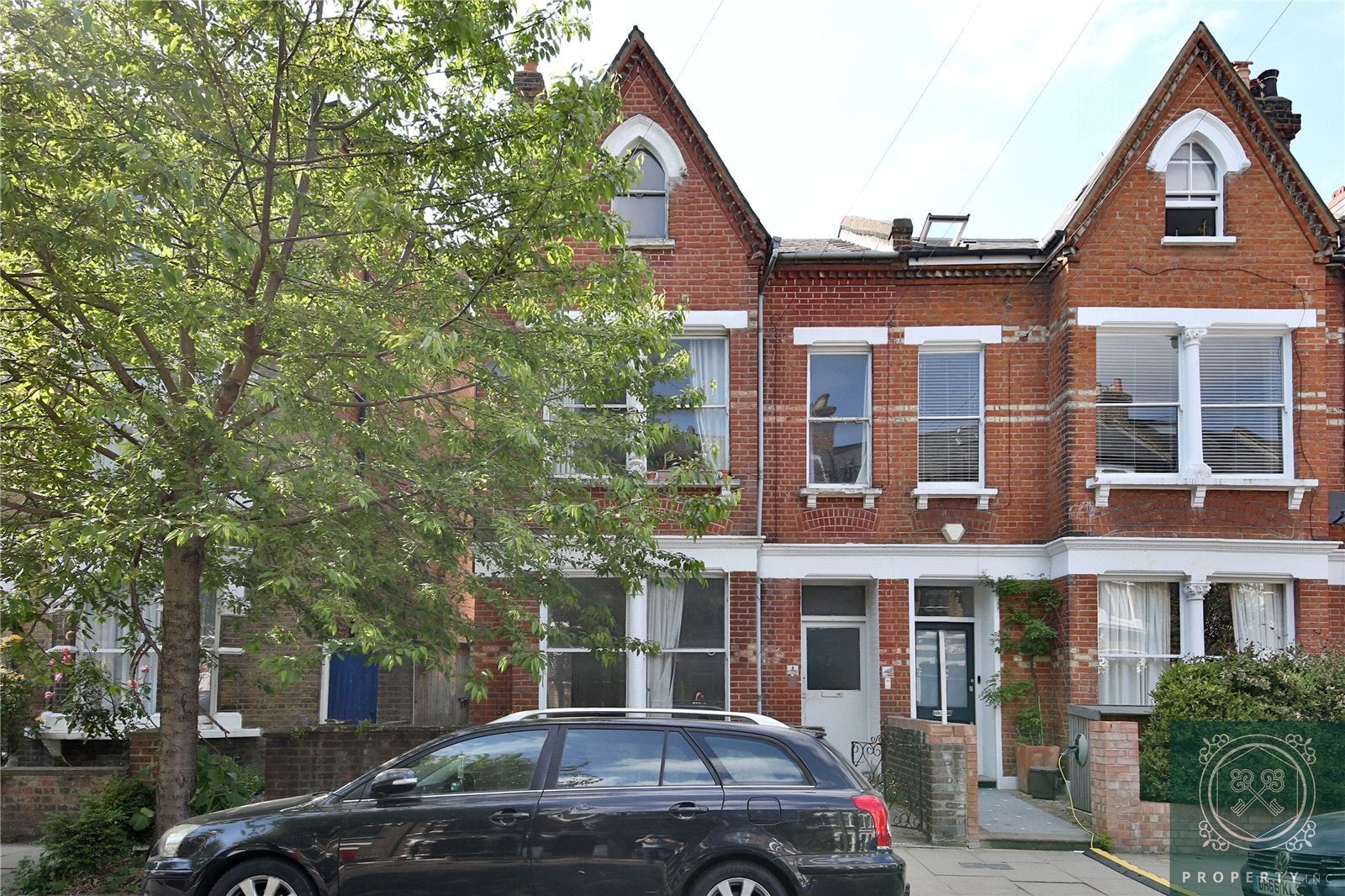 Flat Fairbridge Road in Greater London