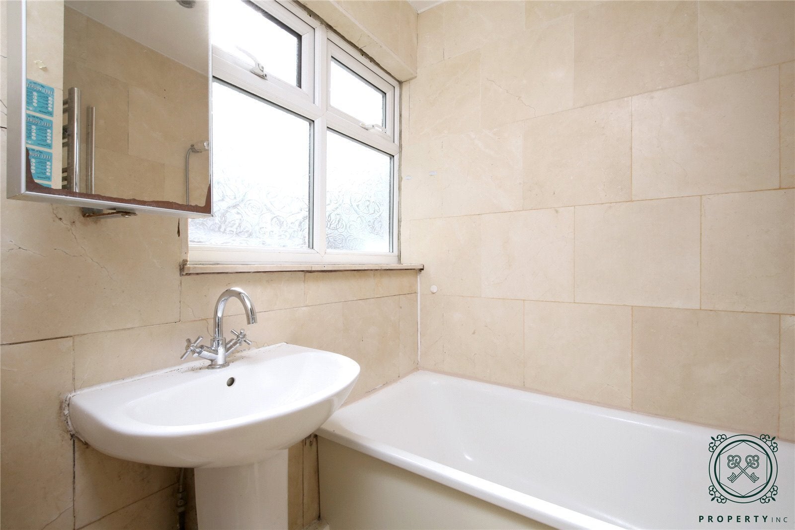 Flat Fairbridge Road in Greater London