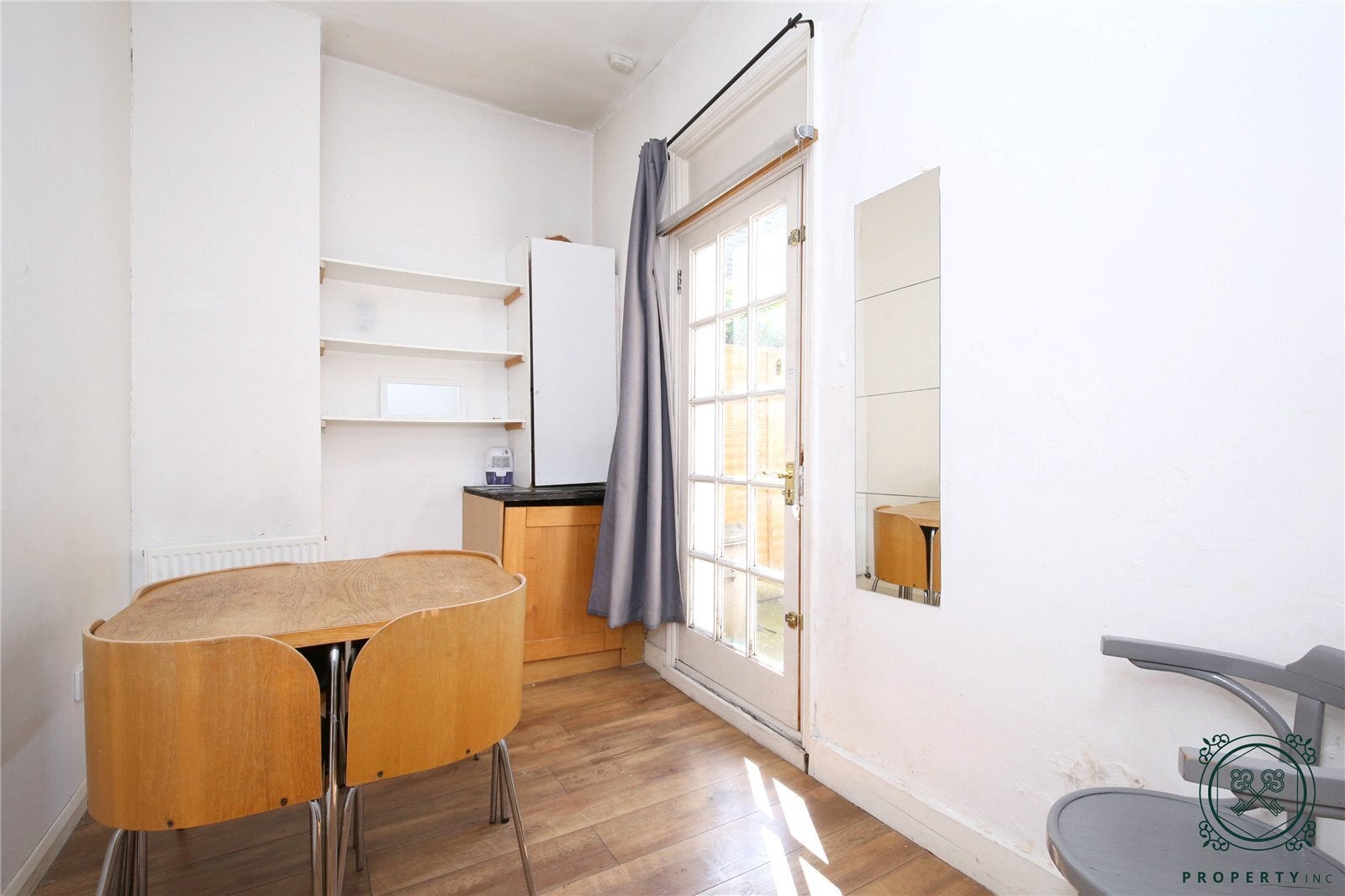 Flat Fairbridge Road in Greater London