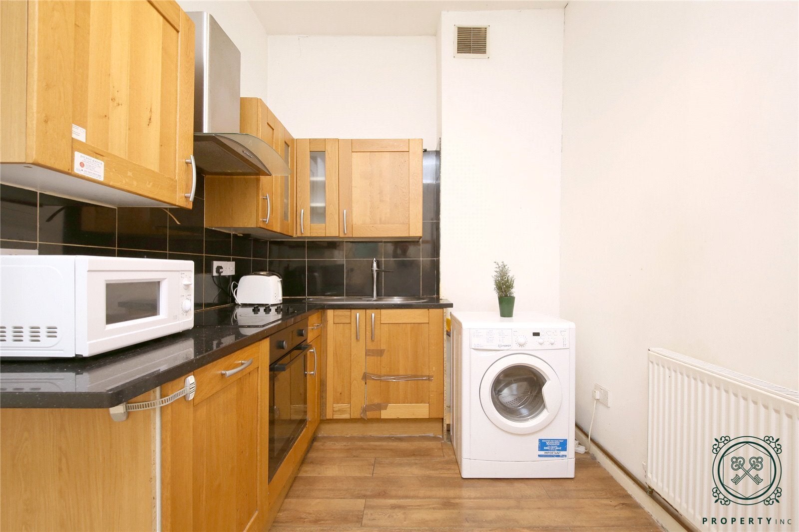 Flat Fairbridge Road in Greater London