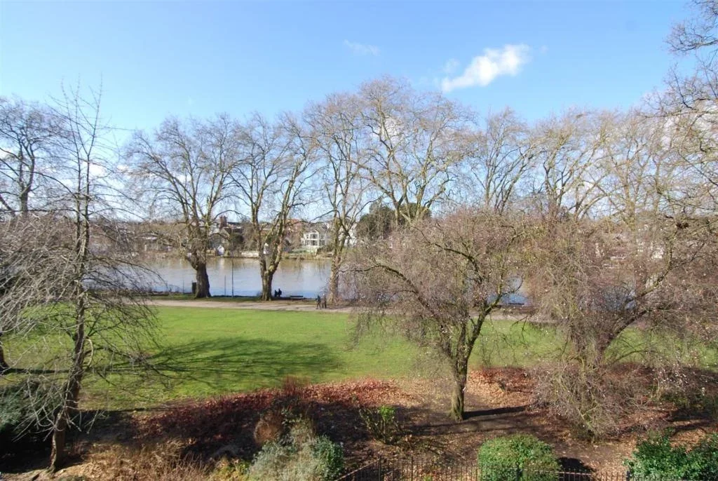 Flat May Bate Avenue in Greater London