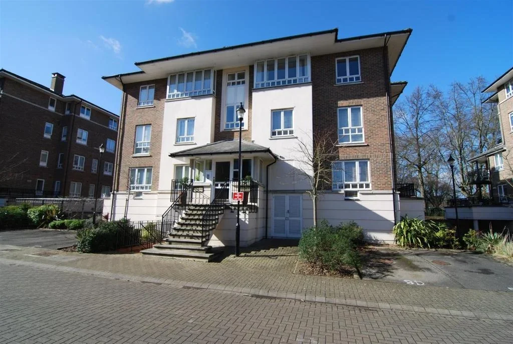 Flat May Bate Avenue in Greater London