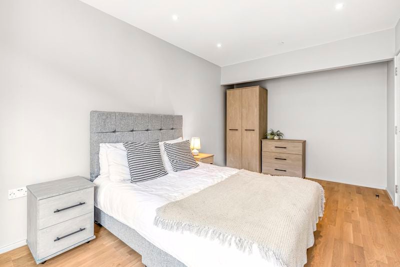 Flat Mowlem Street in Greater London