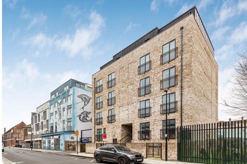 Flat Mowlem Street in Greater London