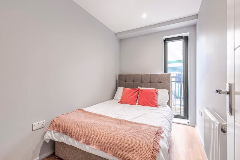 Flat Mowlem Street in Greater London