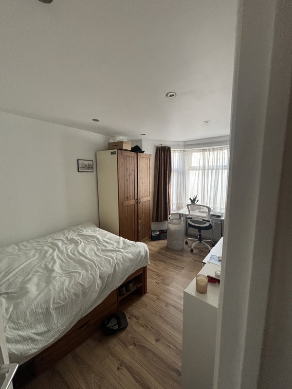 Room Khama Road in Greater London
