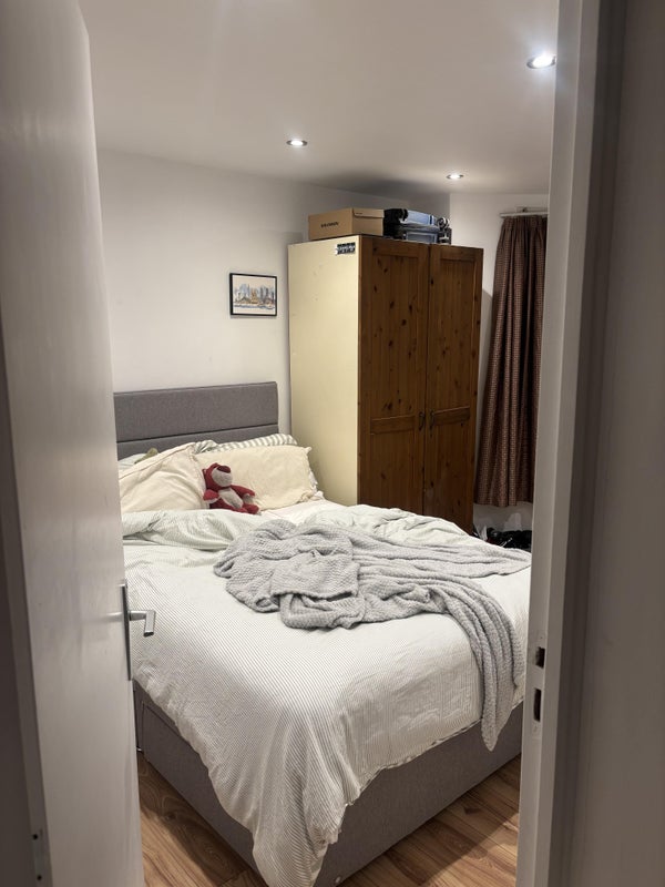 Room Khama Road in Greater London