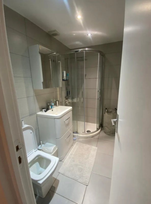 Room Khama Road in Greater London