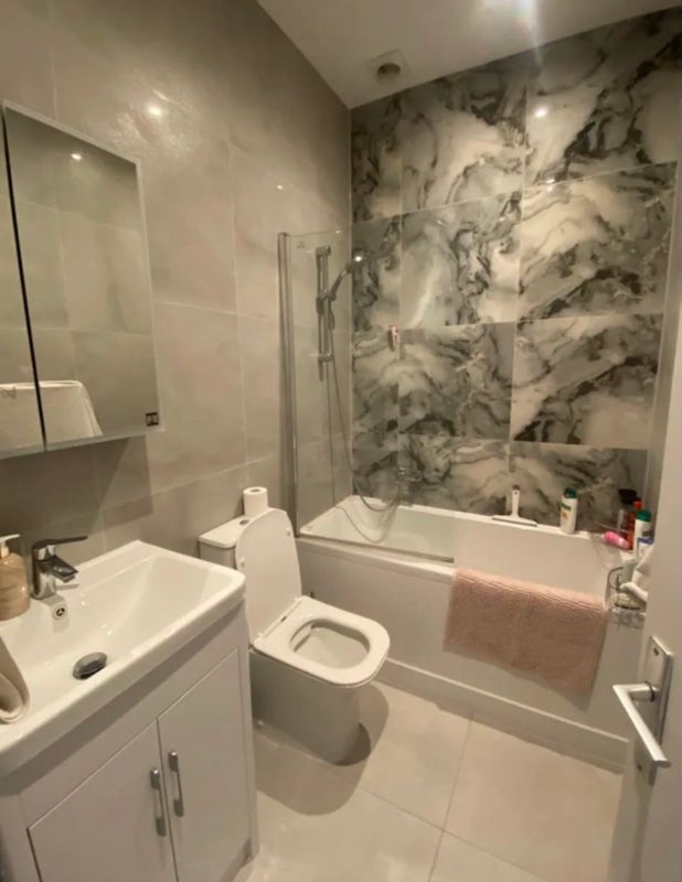 Room Khama Road in Greater London