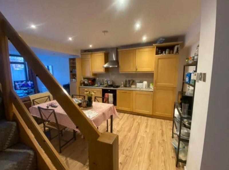Room Khama Road in Greater London