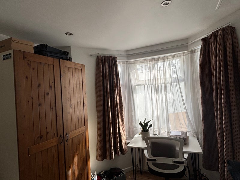 Room Khama Road in Greater London