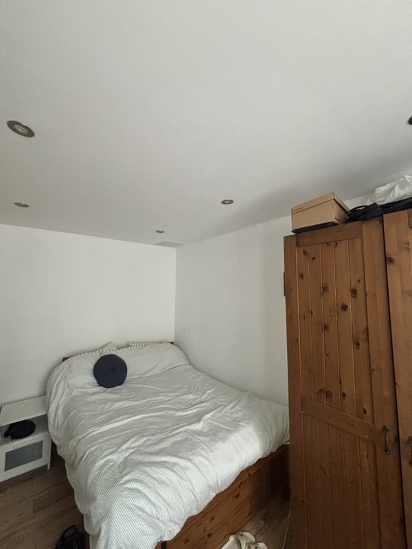 Room Khama Road in Greater London