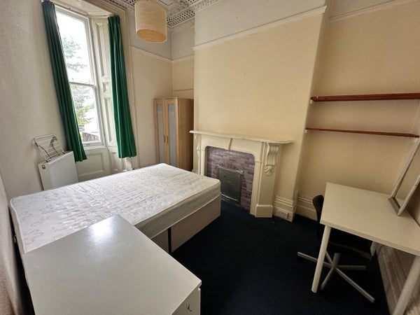 Flat Warwick Road in Bristol