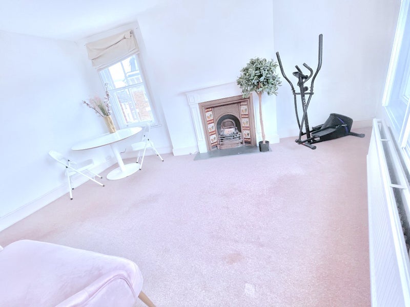 Flat Bolingbroke Road in Greater London