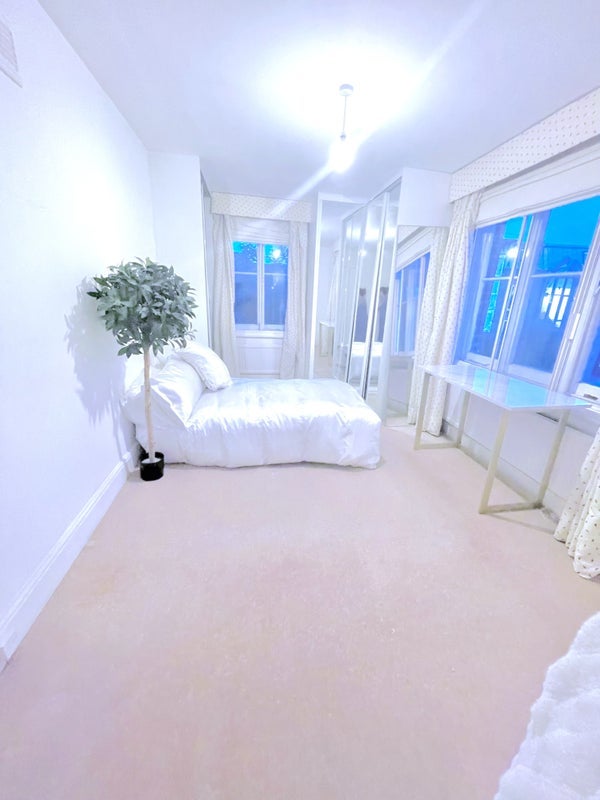 Flat Bolingbroke Road in Greater London