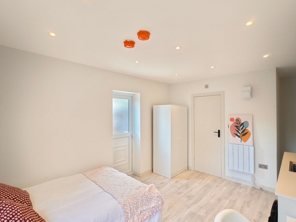 Flat Bisson Road in Greater London