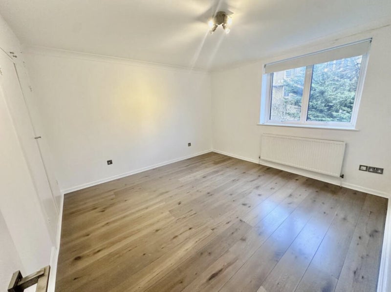 Room Ainsbrook Avenue in Manchester