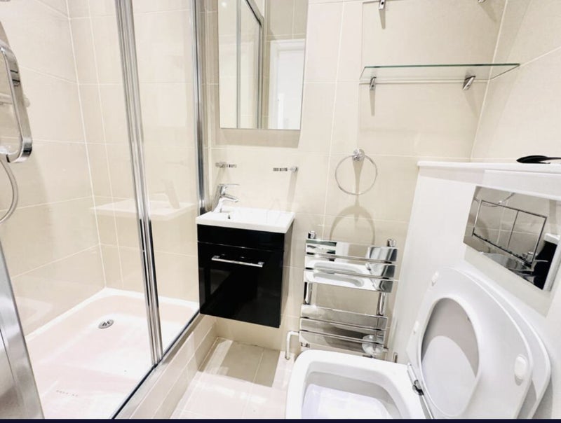 Room Ainsbrook Avenue in Manchester