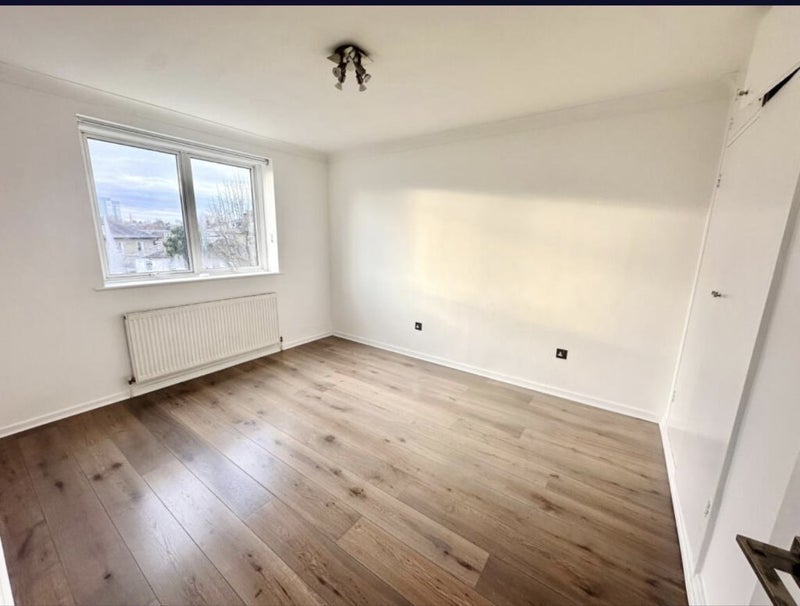 Room Ainsbrook Avenue in Manchester