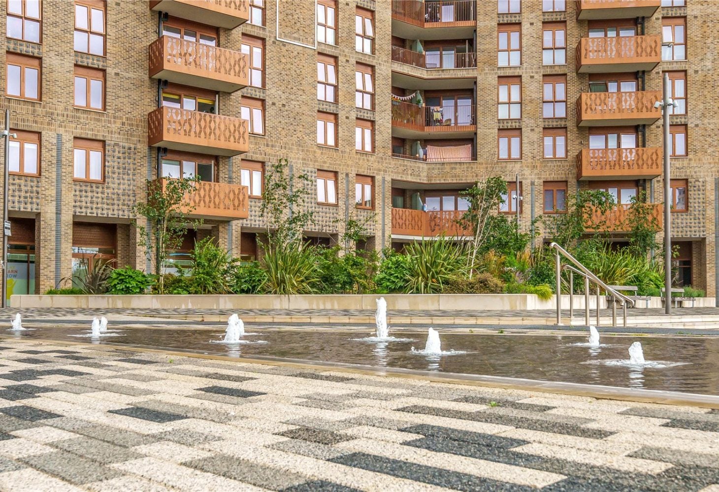 Flat Fresh Wharf Road in Greater London
