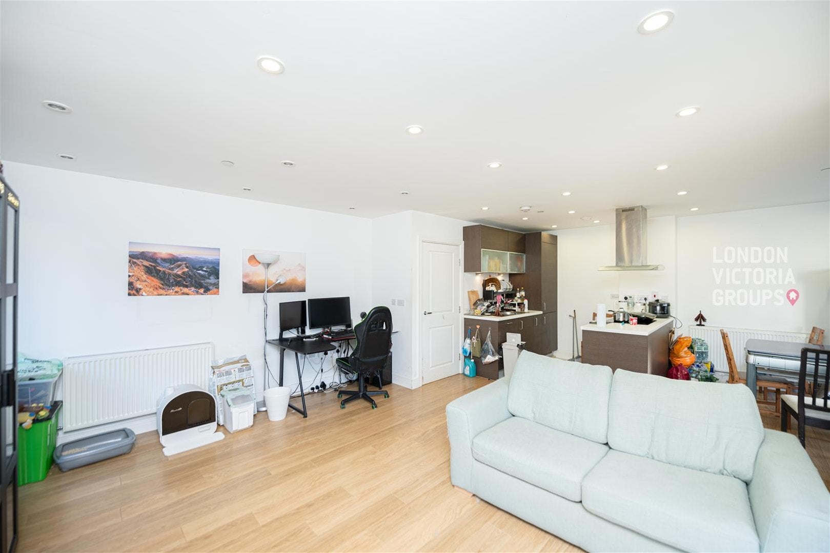 Flat Christian Street in Greater London