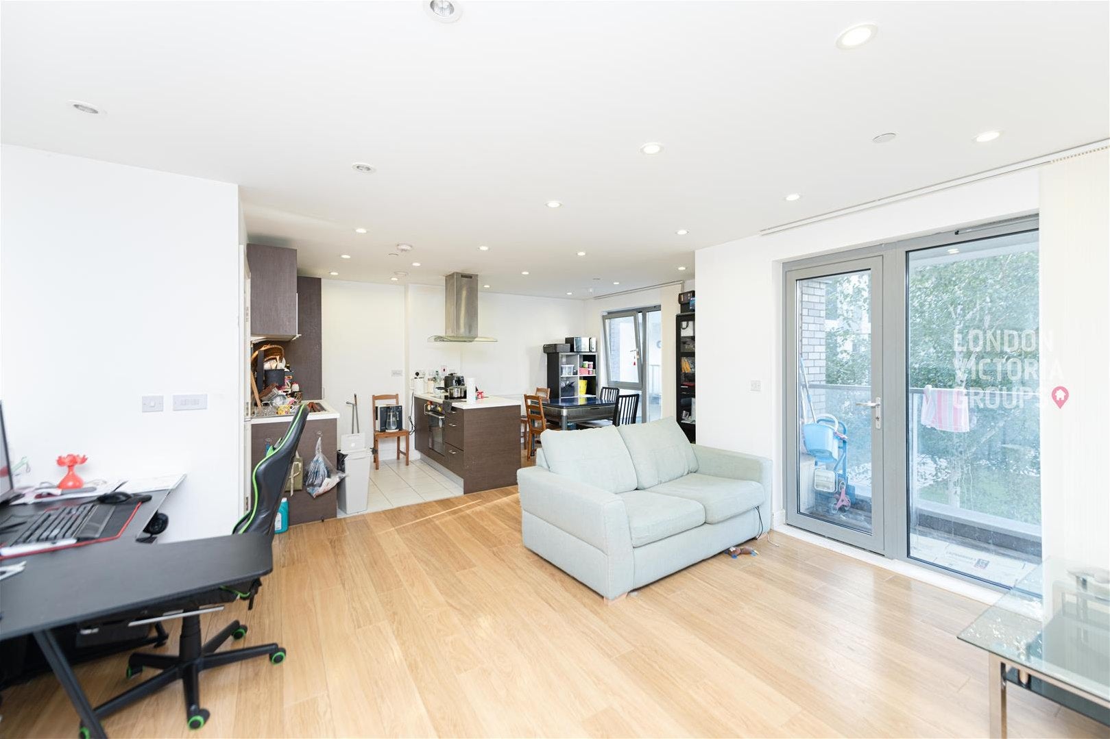Flat Christian Street in Greater London