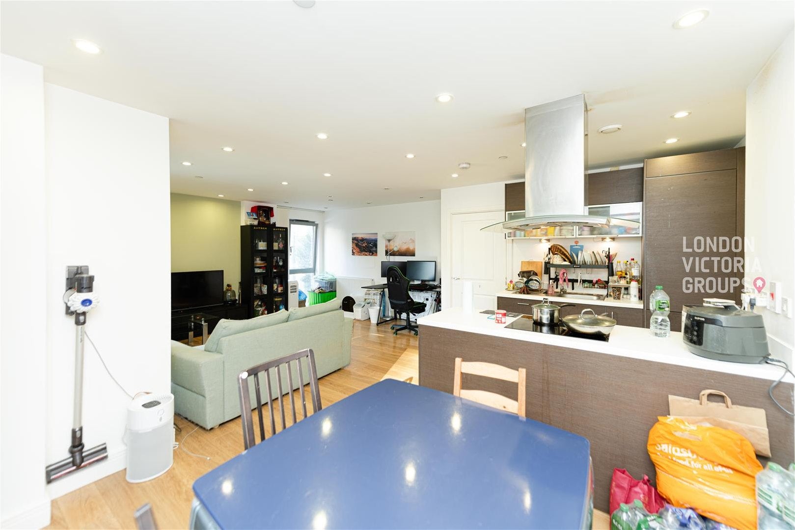 Flat Christian Street in Greater London
