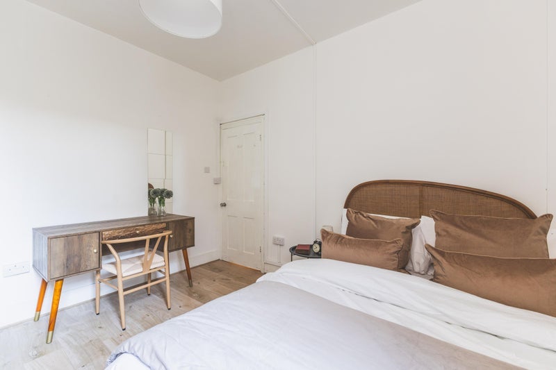 Room Lysia Street in Greater London