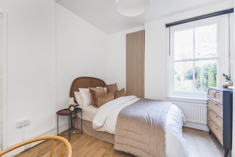 Room Lysia Street in Greater London