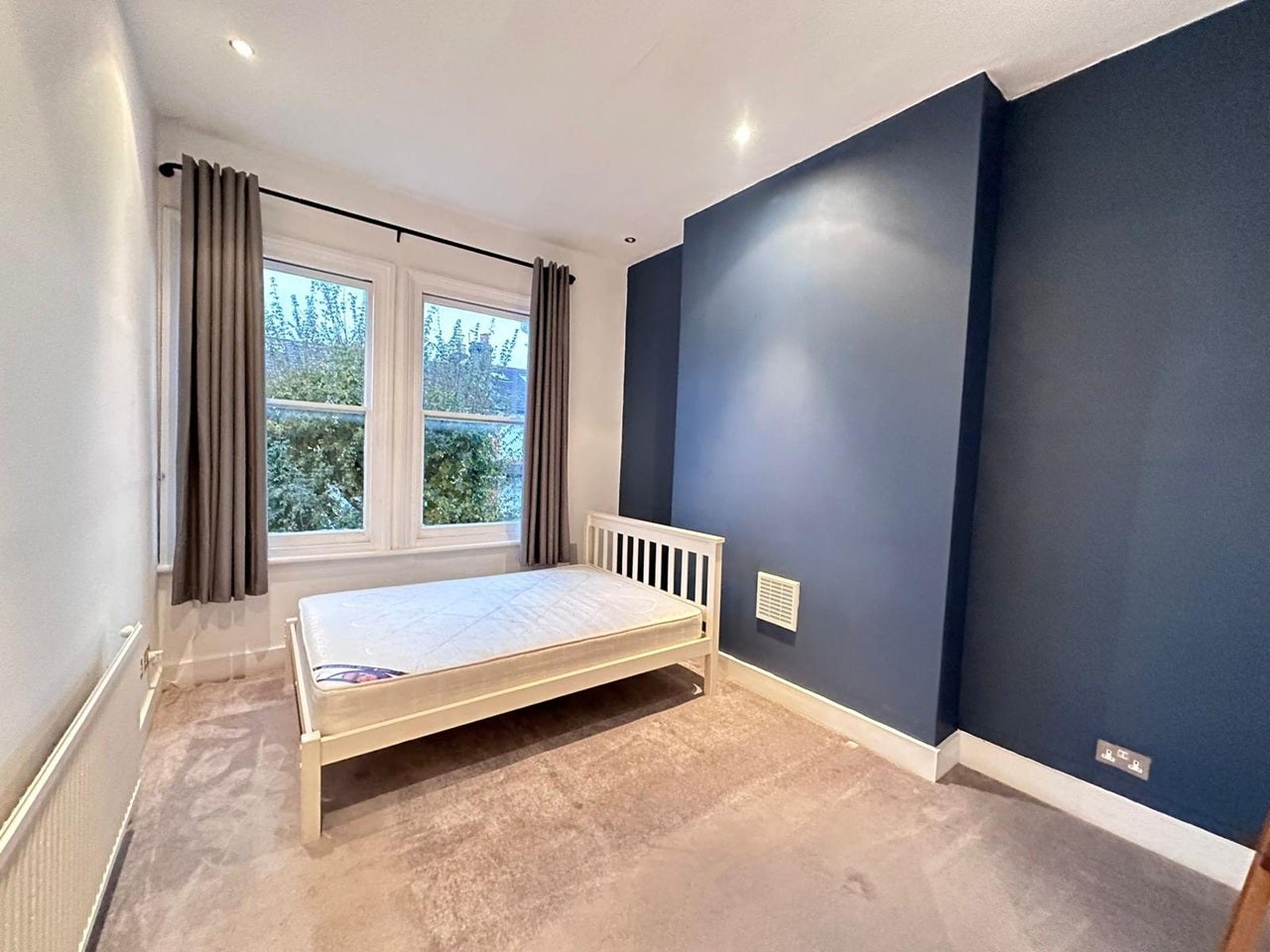 Flat Trevelyan Road in Greater London
