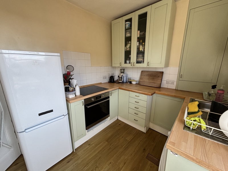 Flat Fairmead Road in Greater London