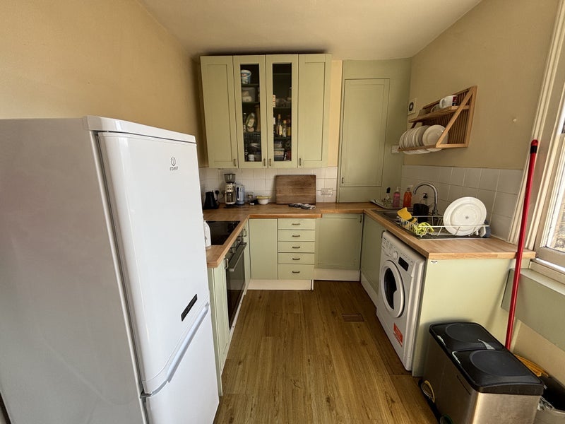 Flat Fairmead Road in Greater London