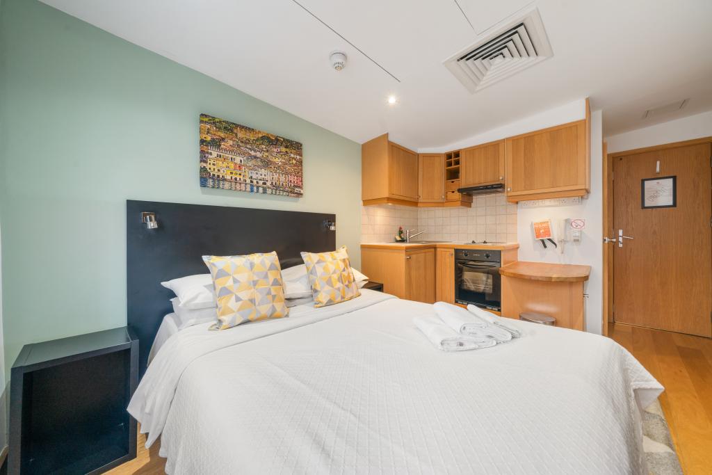 Flat Cartwright Gardens in Greater London