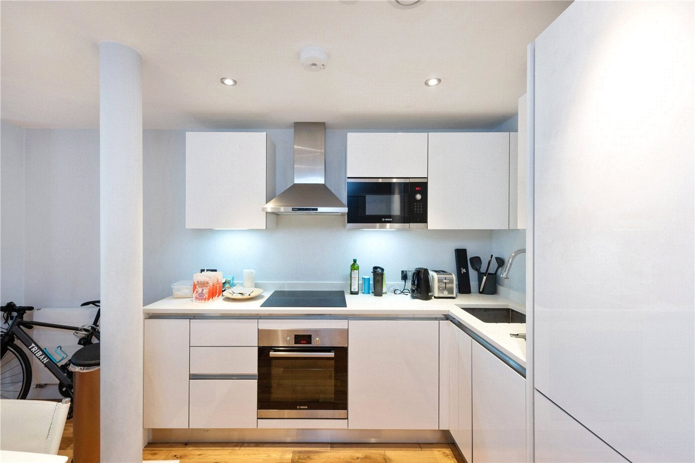 Flat Alie Street in Greater London
