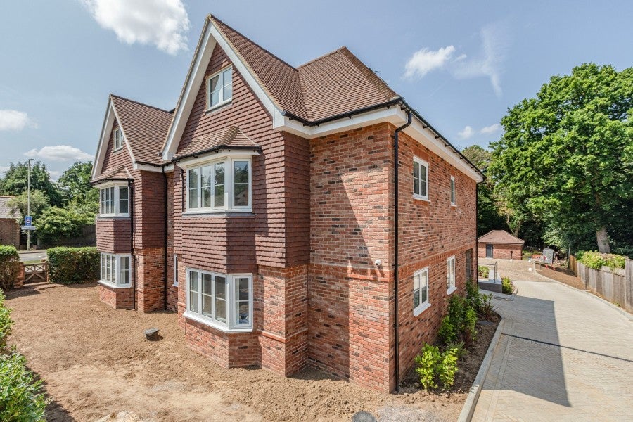 Flat Sheerwater Road in Woking