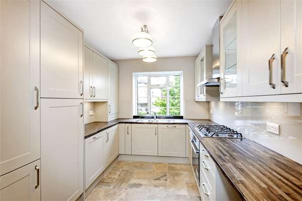 Flat Chester Avenue in Greater London